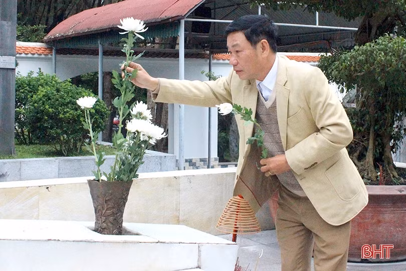 Du khách dâng hương tại Ngã ba Đồng Lộc ngày đầu năm mới
