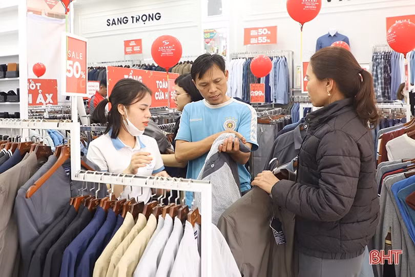 30 tết, nhiều cửa hàng thời trang xả kho, trải bạt thanh lý hàng tồn