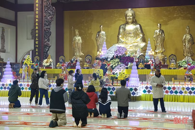 Người dân Hà Tĩnh đi lễ chùa cầu may đầu năm mới