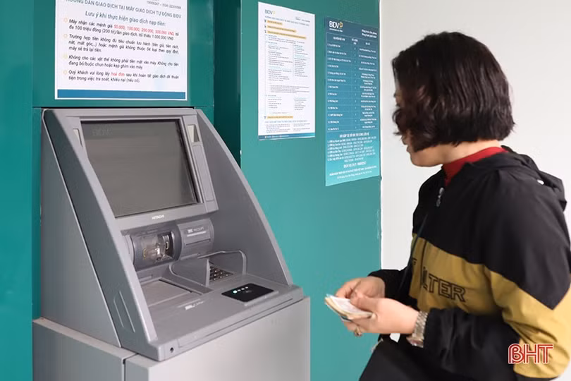 Ngân hàng Hà Tĩnh chủ động tiếp quỹ ATM, phục vụ khách hàng dịp tết