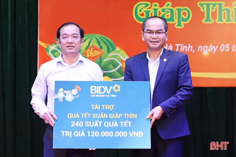 Bàn giao nhà tình nghĩa, tặng quà tết cho người nghèo TP Hà Tĩnh