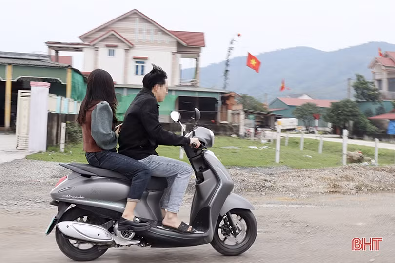 Vô tư “kẹp ba”, đầu trần điều khiển xe máy du xuân