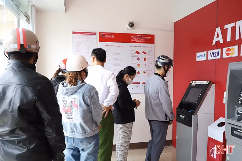 Ngân hàng Hà Tĩnh chủ động tiếp quỹ ATM, phục vụ khách hàng dịp tết
