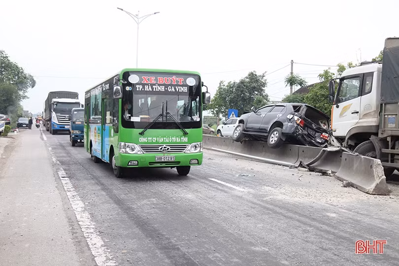 Xe tải “lùa” xe 7 chỗ cày bay dải phân cách trên QL 1A