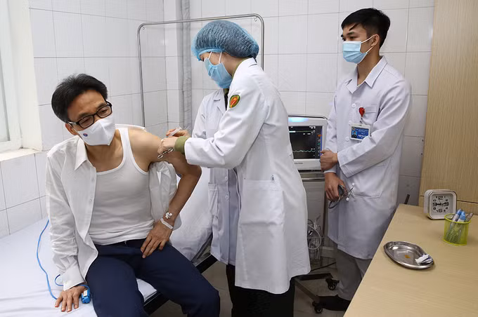 Phó Thủ tướng Vũ Đức Đam tiêm thử vaccine Nano Covax ảnh 1 Phó Thủ tướng Vũ Đức Đam tiêm thử vaccine Nano Covax