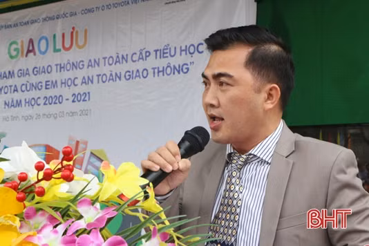 Gần 100 giáo viên, học sinh ở Hà Tĩnh vẽ tranh tuyên truyền ATGT
