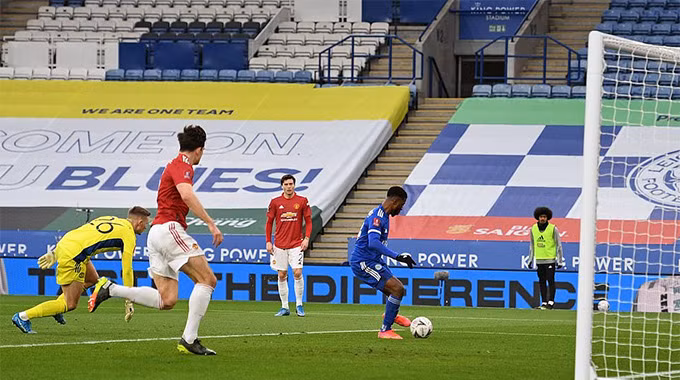Iheanacho chơi thăng hoa, Leicester tiễn MU rời FA Cup