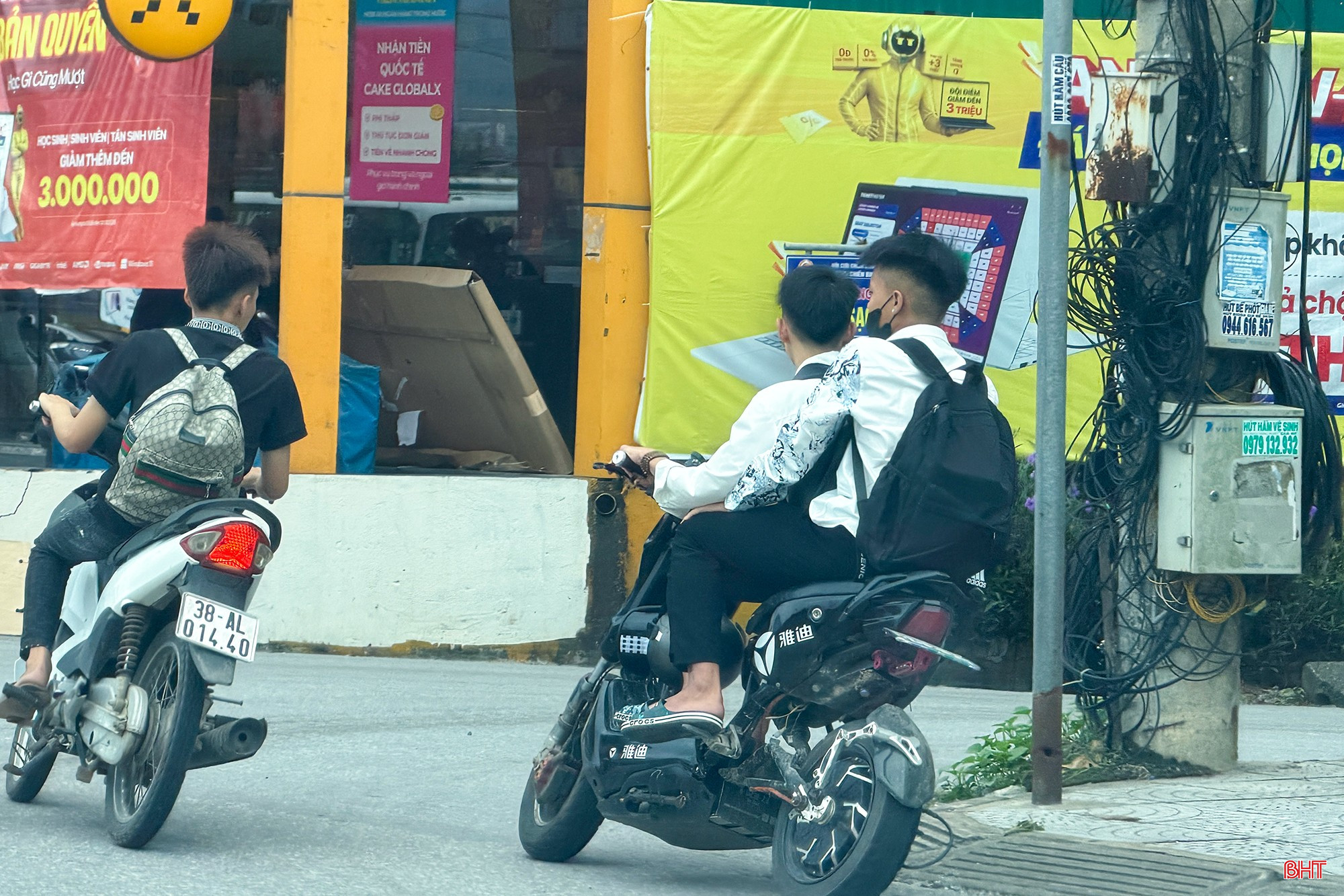 Học sinh không đội mũ bảo hiểm di chuyển trên tuyến quốc lộ 1 qua địa bàn xã Can Lộc.