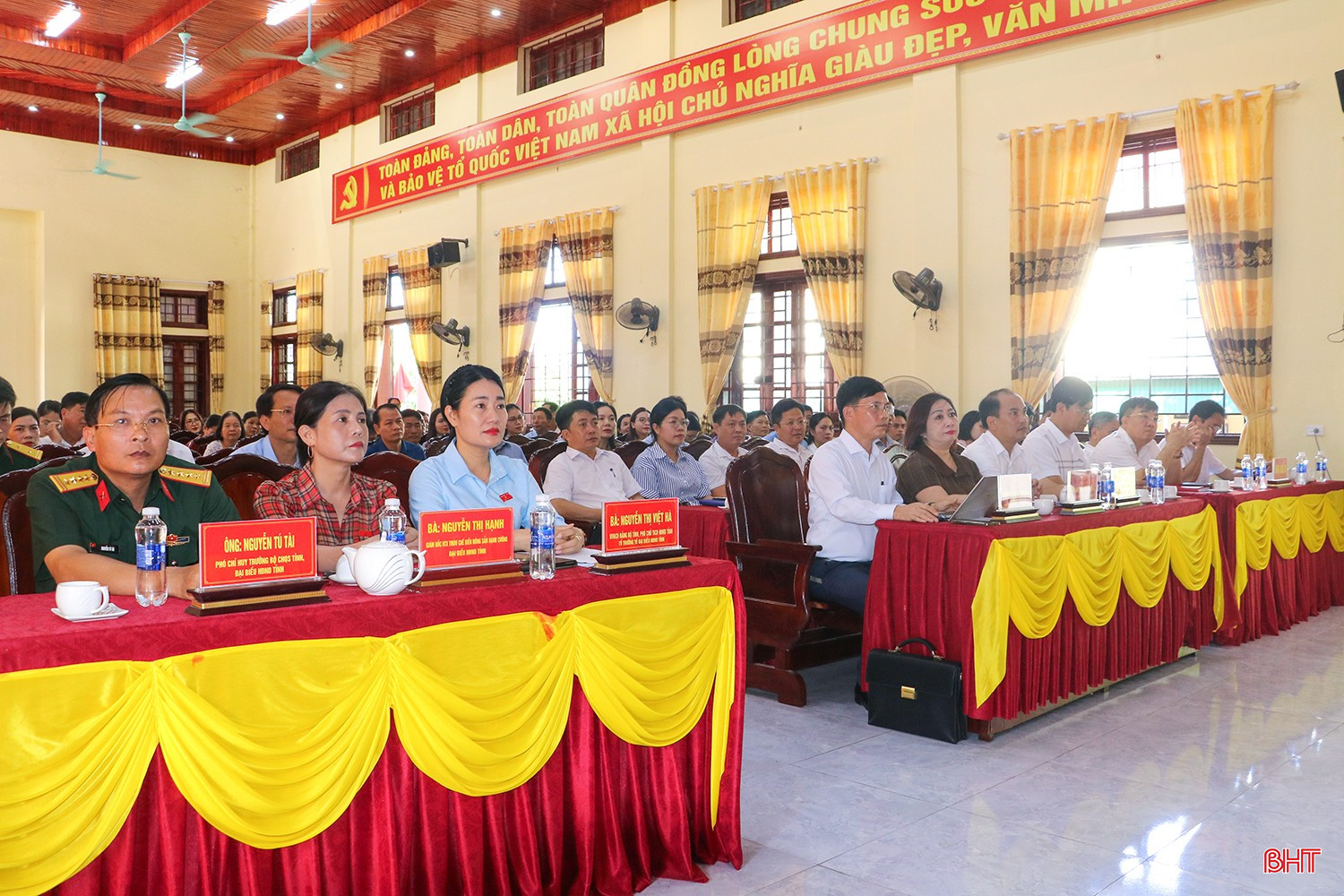 Đại biểu tham dự hội nghị tiếp xúc cử tri.
