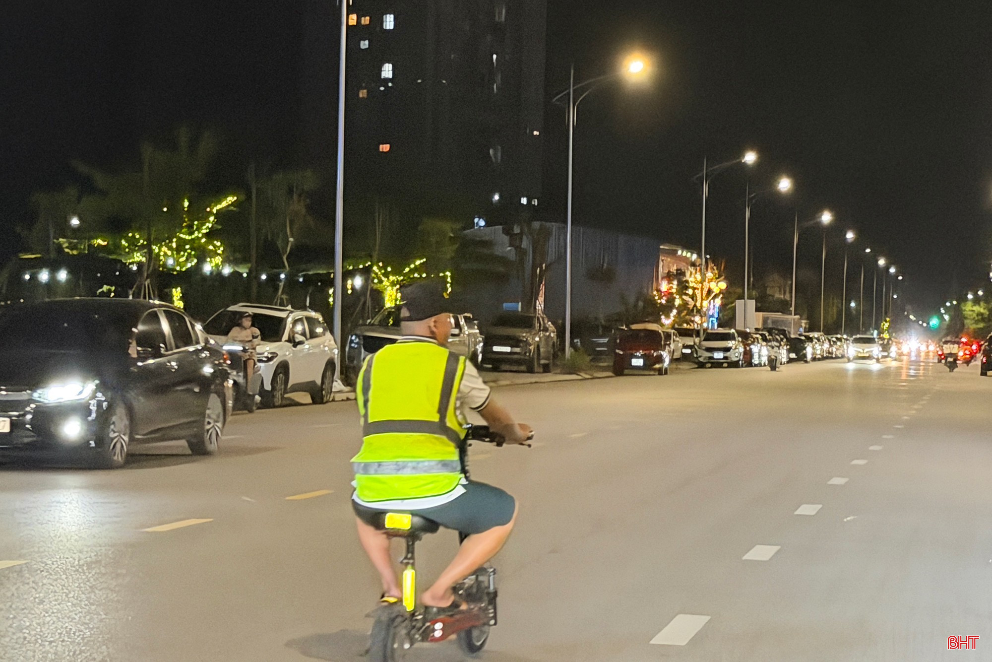Người điều khiển xe điện gấp gọn đi sai làn đường, không đội mũ bảo hiểm, tiềm ẩn nguy cơ mất an toàn giao thông.