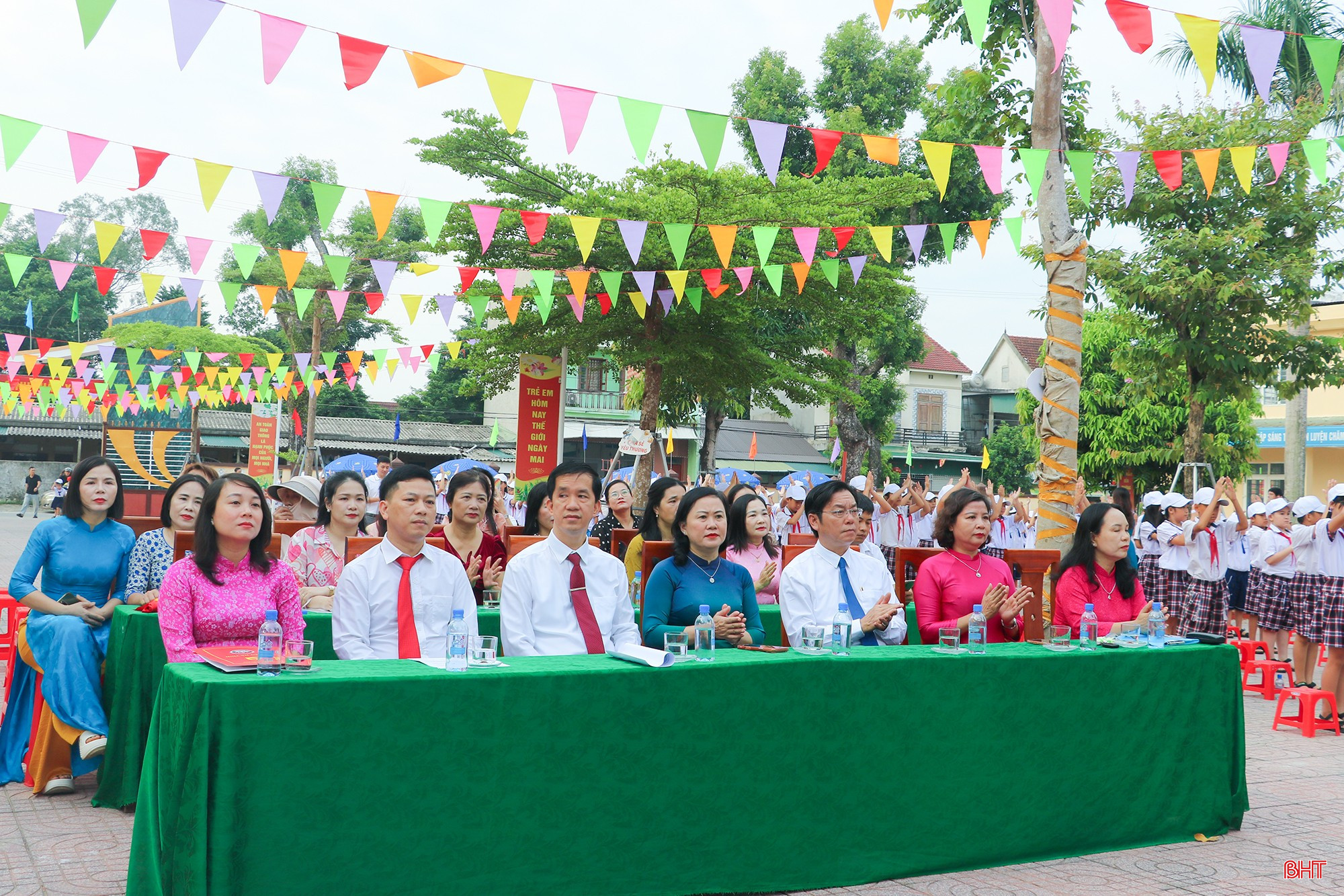 Đại biểu tham dự lễ khai giảng.
