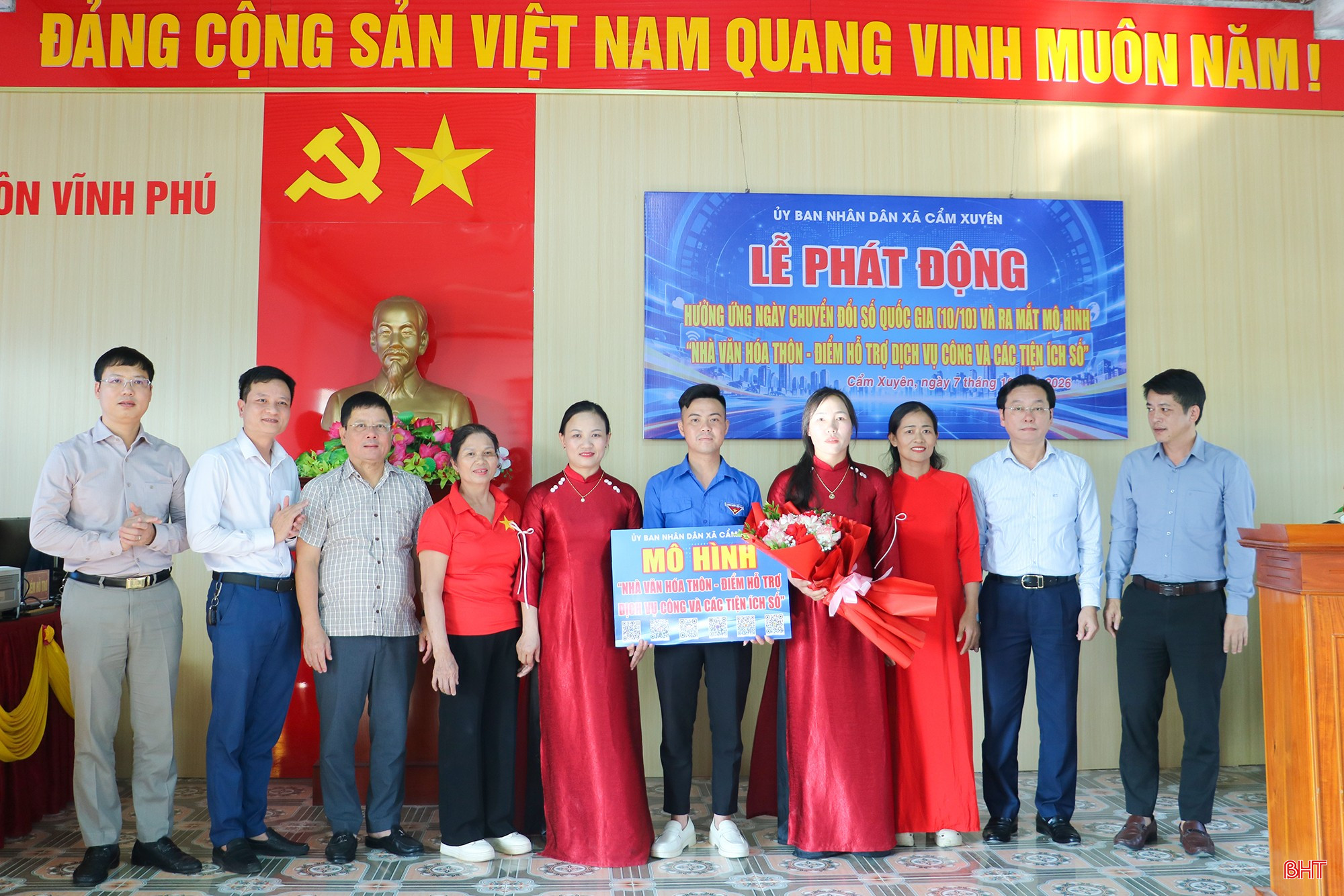 Lãnh đạo xã Cẩm Xuyên tặng hoa chúc mừng ra mắt mô hình “Nhà văn hóa thôn - Điểm hỗ trợ dịch vụ công và các tiện ích số” tại thôn Vĩnh Phú.
