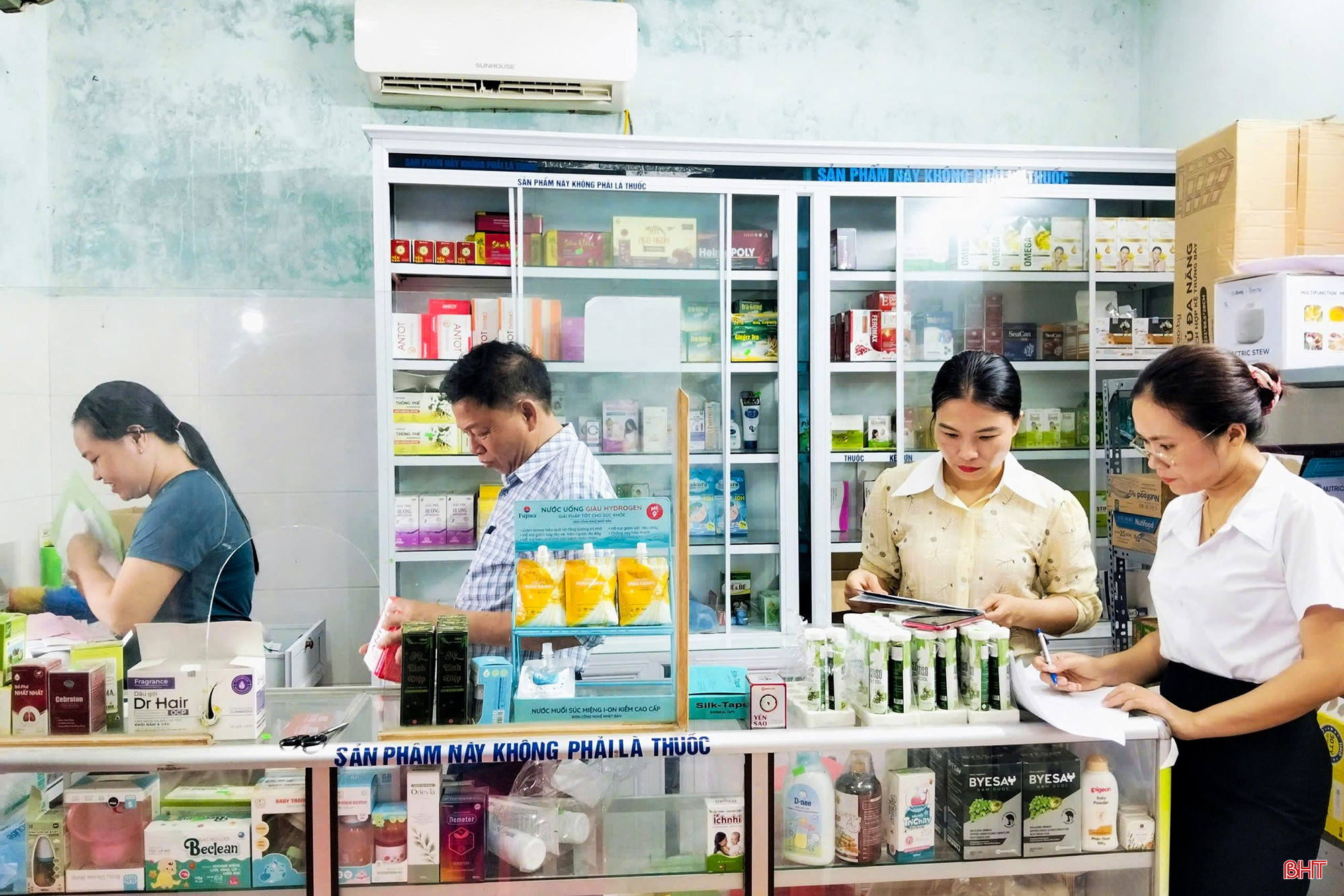 Siết chặt kiểm tra các cơ sở hoạt động hành nghề y, dược và mỹ phẩm góp phần đảm bảo sức khoẻ cho người dân khi sử dụng dịch vụ.