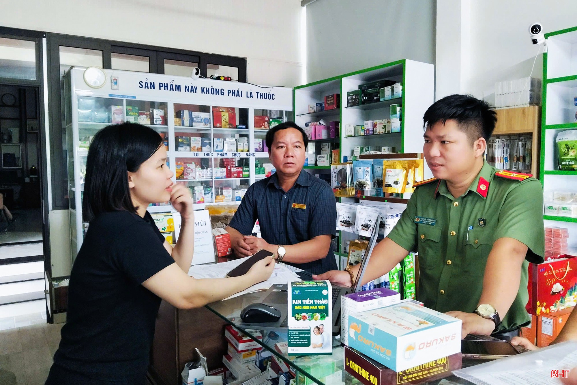 Đoàn kiểm tra của UBND xã Cẩm Lạc tiến hành kiểm tra tại quầy thuốc Ngọc Tuyết.