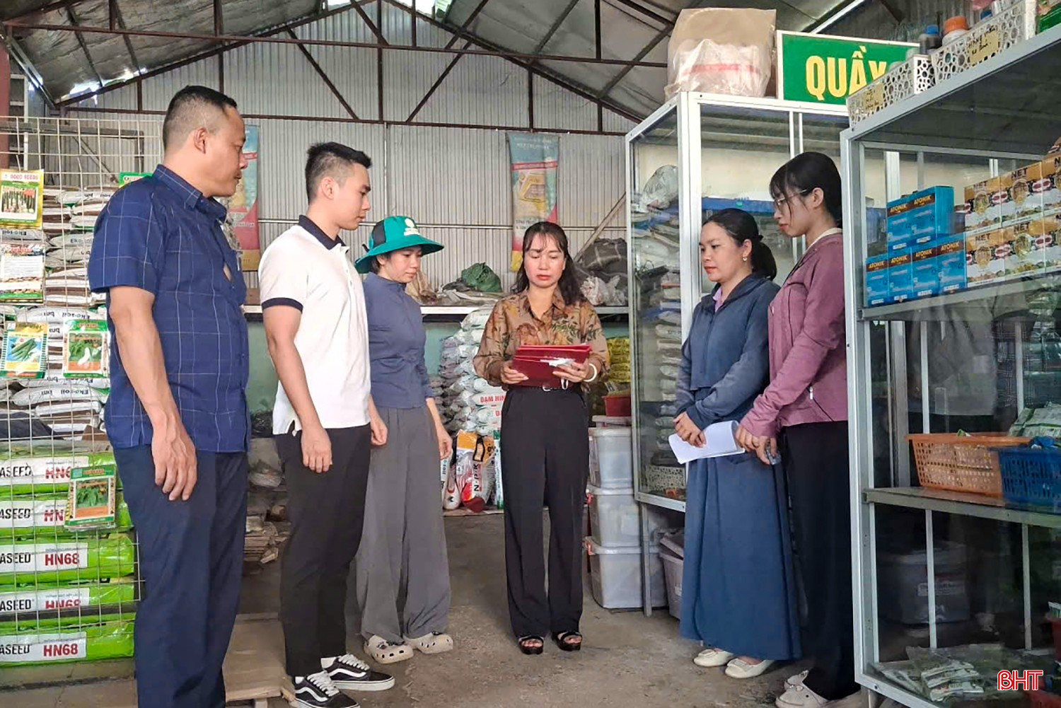 Đoàn kiểm tra làm việc tại một cơ sở kinh doanh thuốc BVTV trên địa bàn xã Hương Khê.