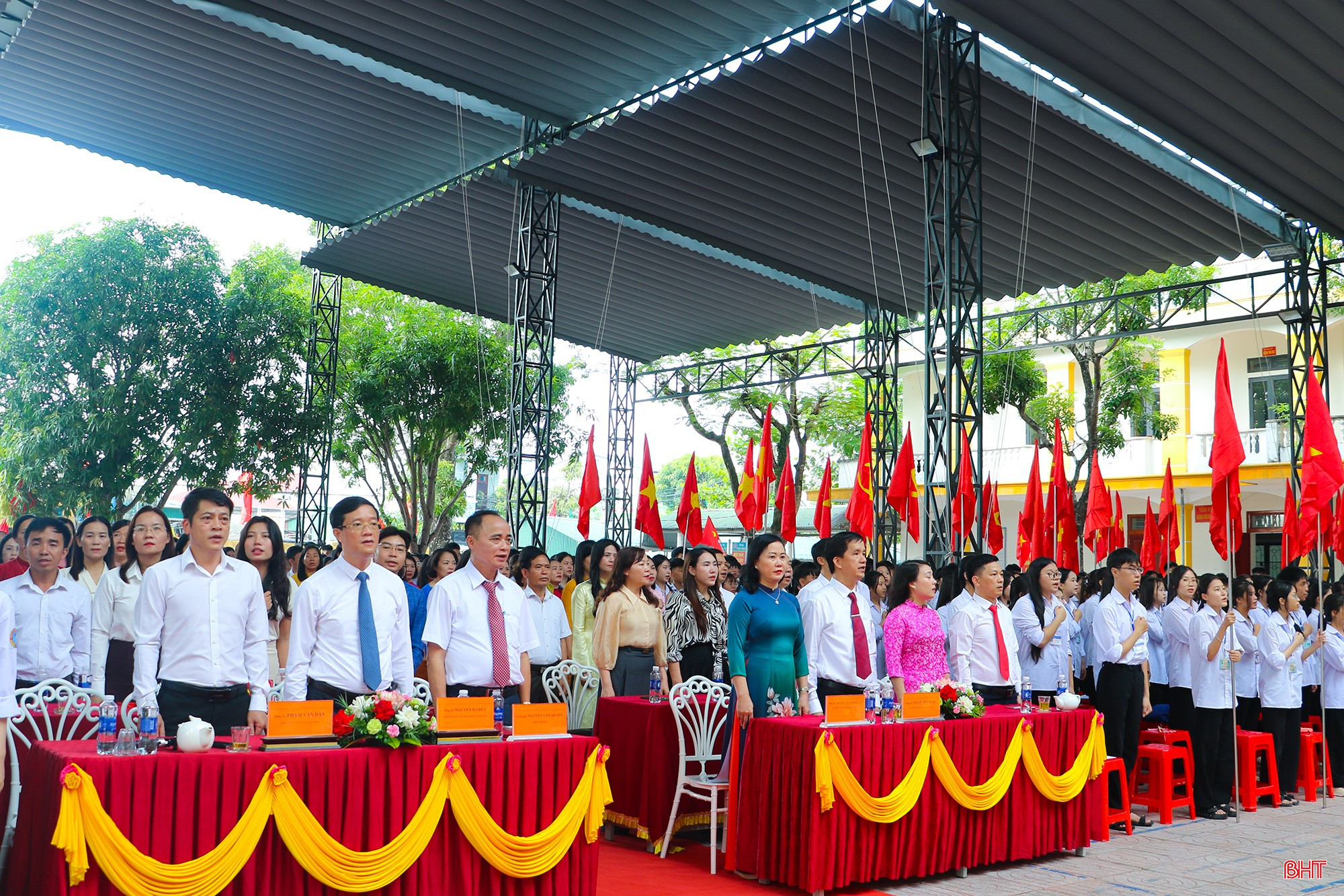 Lễ chào cờ diễn ra trang nghiêm tại Trường THPT Cẩm Xuyên.