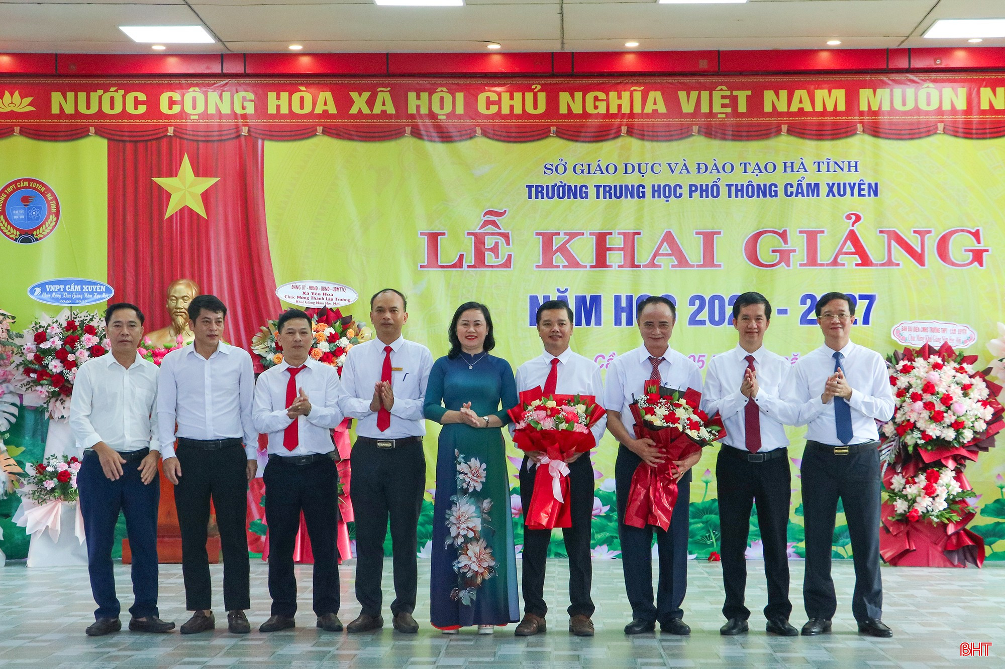 Đồng chí Trương Thanh Huyền - Ủy viên BTV, Trưởng ban Tổ chức Tỉnh ủy và lãnh đạo địa phương tặng hoa chúc mừng nhà trường.
