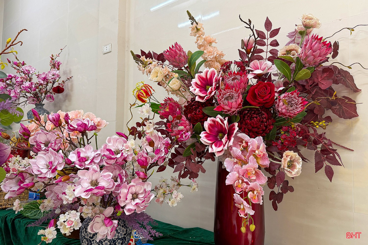 Dòng hoa lụa cao cấp tiếp tục trở thành xu hướng được nhiều người lựa chọn, bởi trong nhịp sống bận rộn, loại hoa này có thể giữ được vẻ đẹp lâu dài, dễ vệ sinh, phù hợp với mọi không gian và tăng tính thẩm mỹ cho ngôi nhà. Hoa lụa không chỉ là vật trang trí mà còn thể hiện gu thẩm mỹ và phong cách sống của người sở hữu.