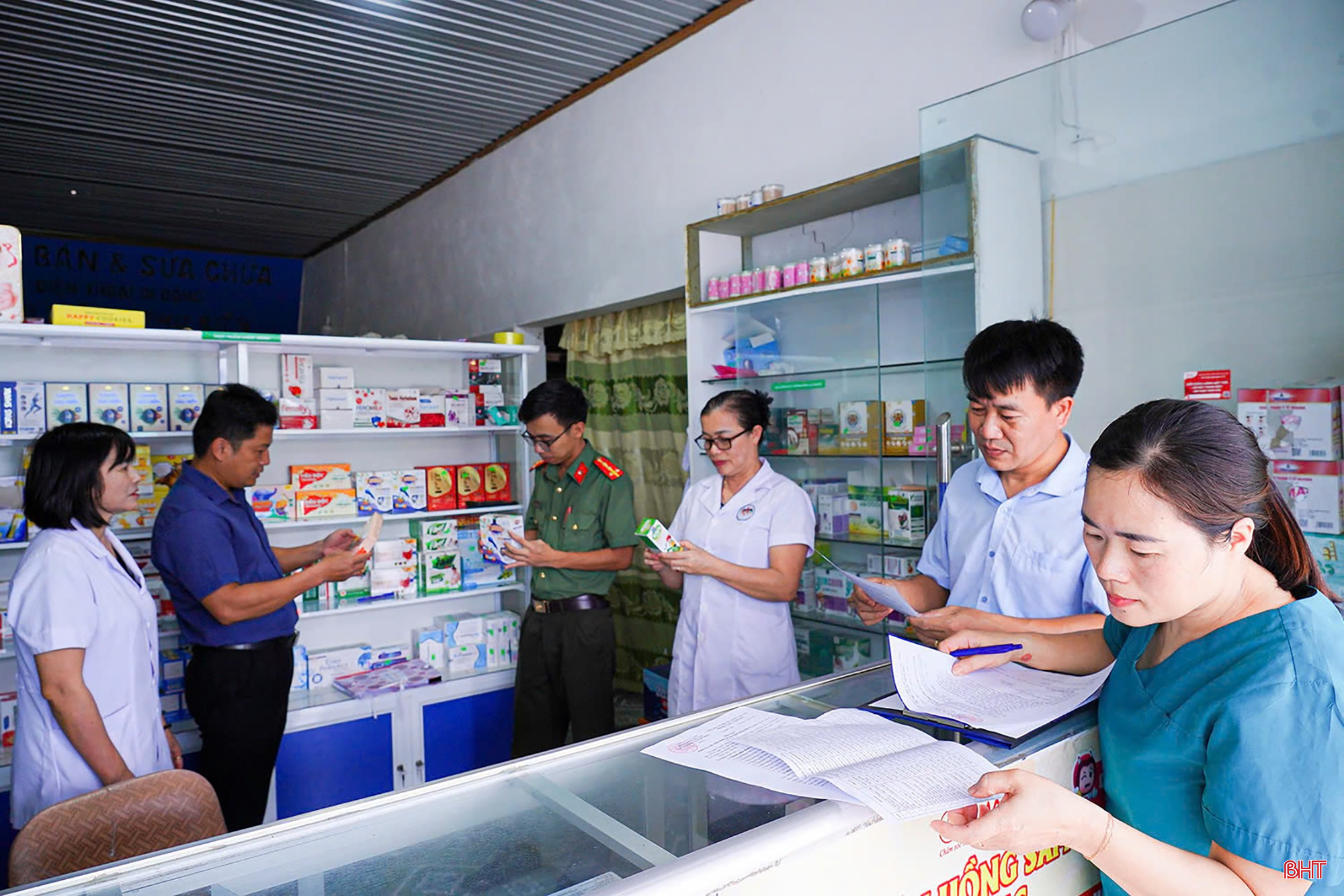 Đoàn liên ngành xã Cổ Đạm kiểm tra các cơ sở hoạt động hành nghề y, dược và kinh doanh mỹ phẩm.