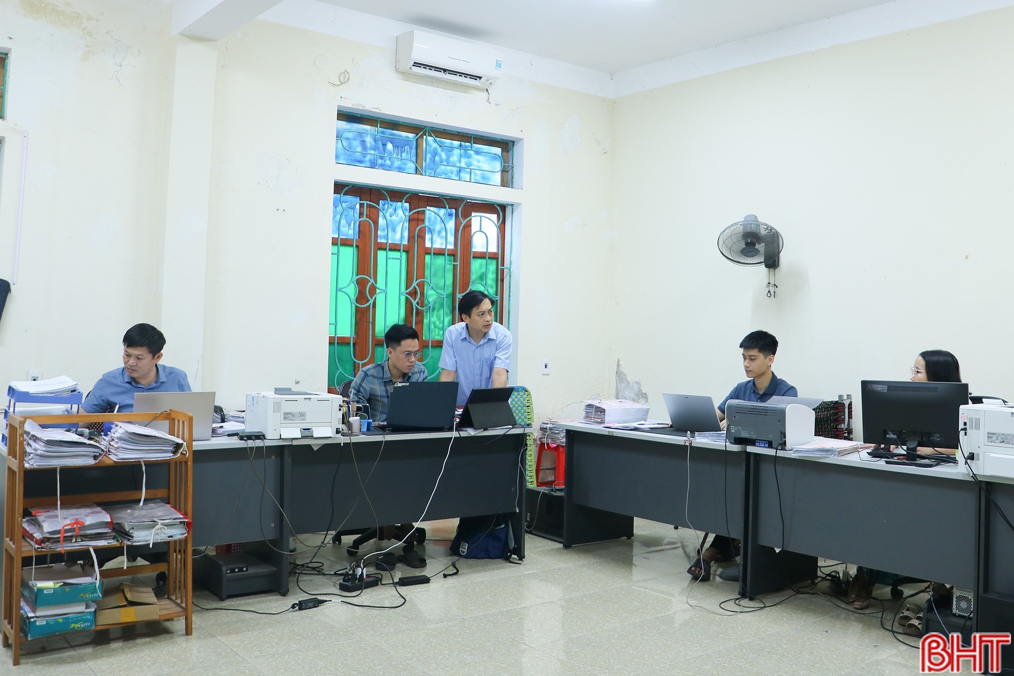 Các cán bộ, nhân viên Chi nhánh Văn phòng Đăng ký đất đai khu vực Cẩm Xuyên tăng cường kiểm tra, đối chiếu kết quả để hạn chế sai sót, bảo đảm chất lượng dữ liệu trước khi cập nhật lên hệ thống.