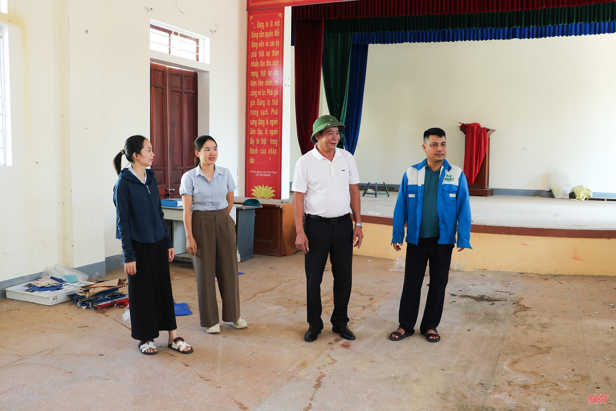 Ông Phạm Hải Thăng - Bí thư Chi bộ thôn Yên Thọ, xã Đức Quang (ngoài cùng bên phải) cùng cán bộ xã Đức Quang rà soát các hạng mục của nhà văn hoá mới.