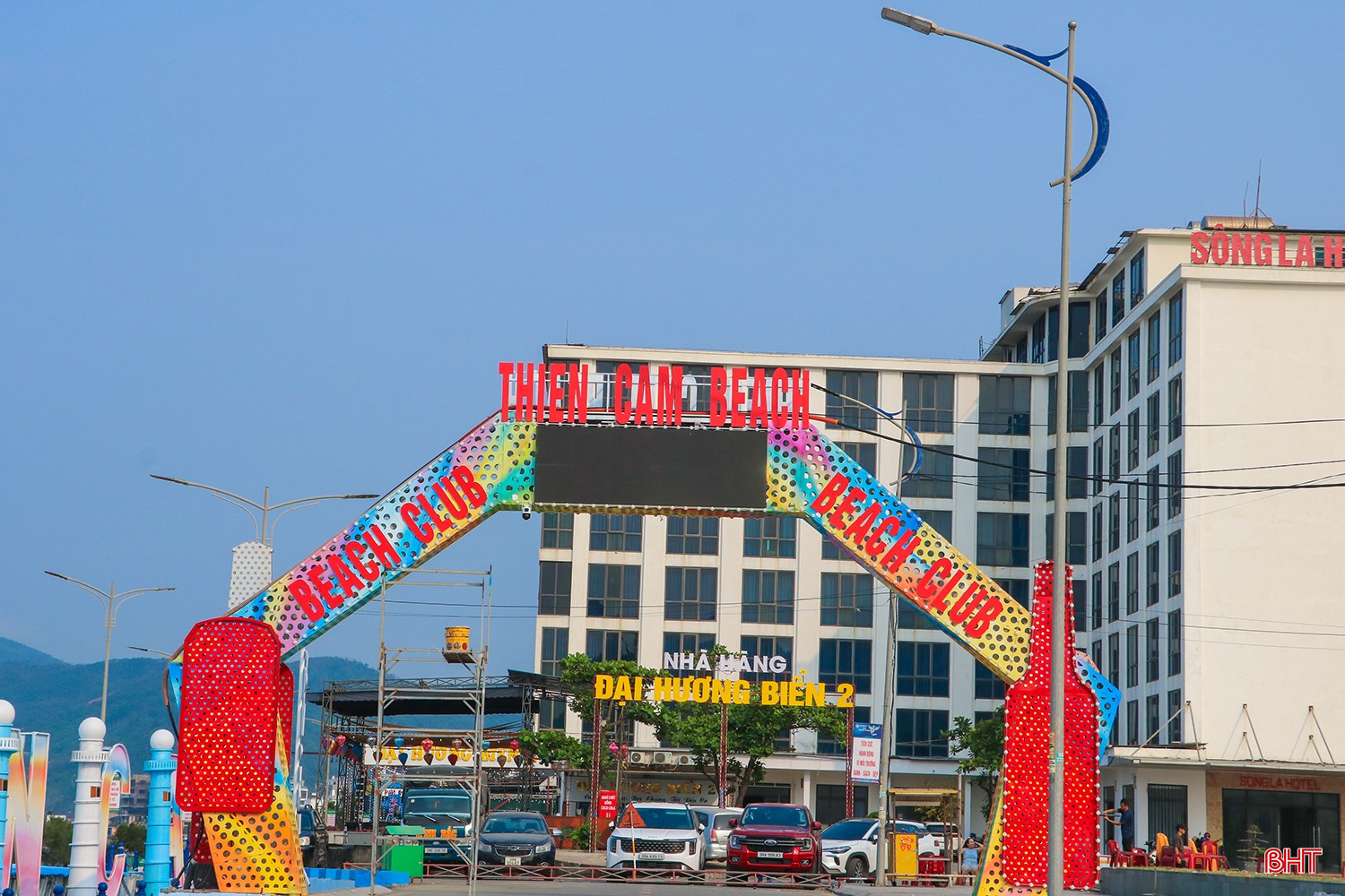 Điểm nhấn của đêm khai trương là màn bắn pháo hoa tầm thấp kéo dài 15 phút, hứa hẹn tạo nên “bản hòa âm ánh sáng” rực rỡ trên bầu trời biển Thiên Cầm.