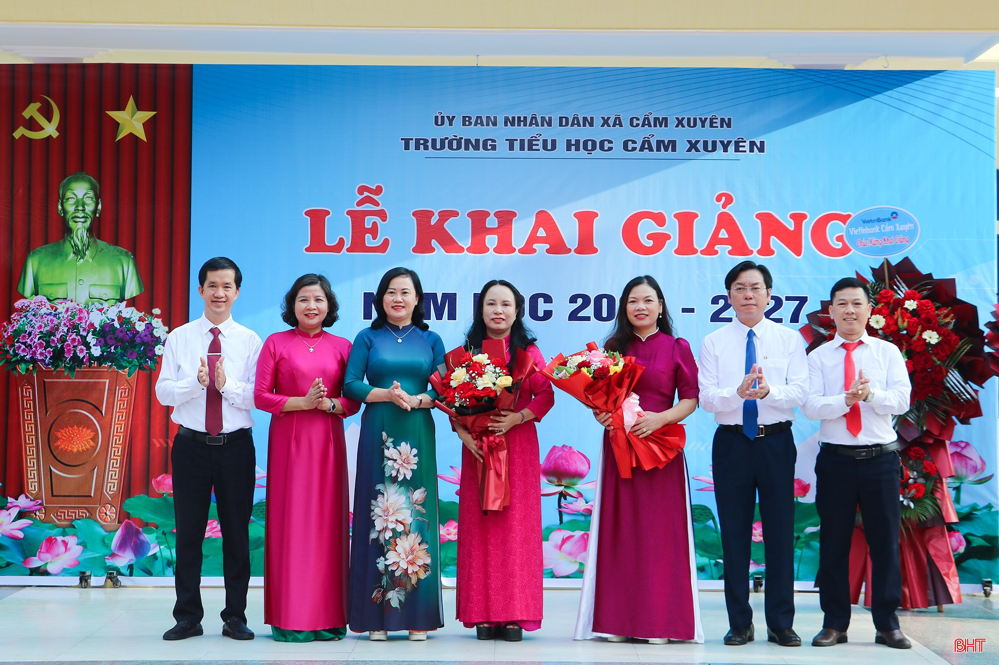 Đồng chí Trương Thanh Huyền - Ủy viên BTV, Trưởng ban Tổ chức Tỉnh ủy tặng hoa chúc mừng nhà trường.