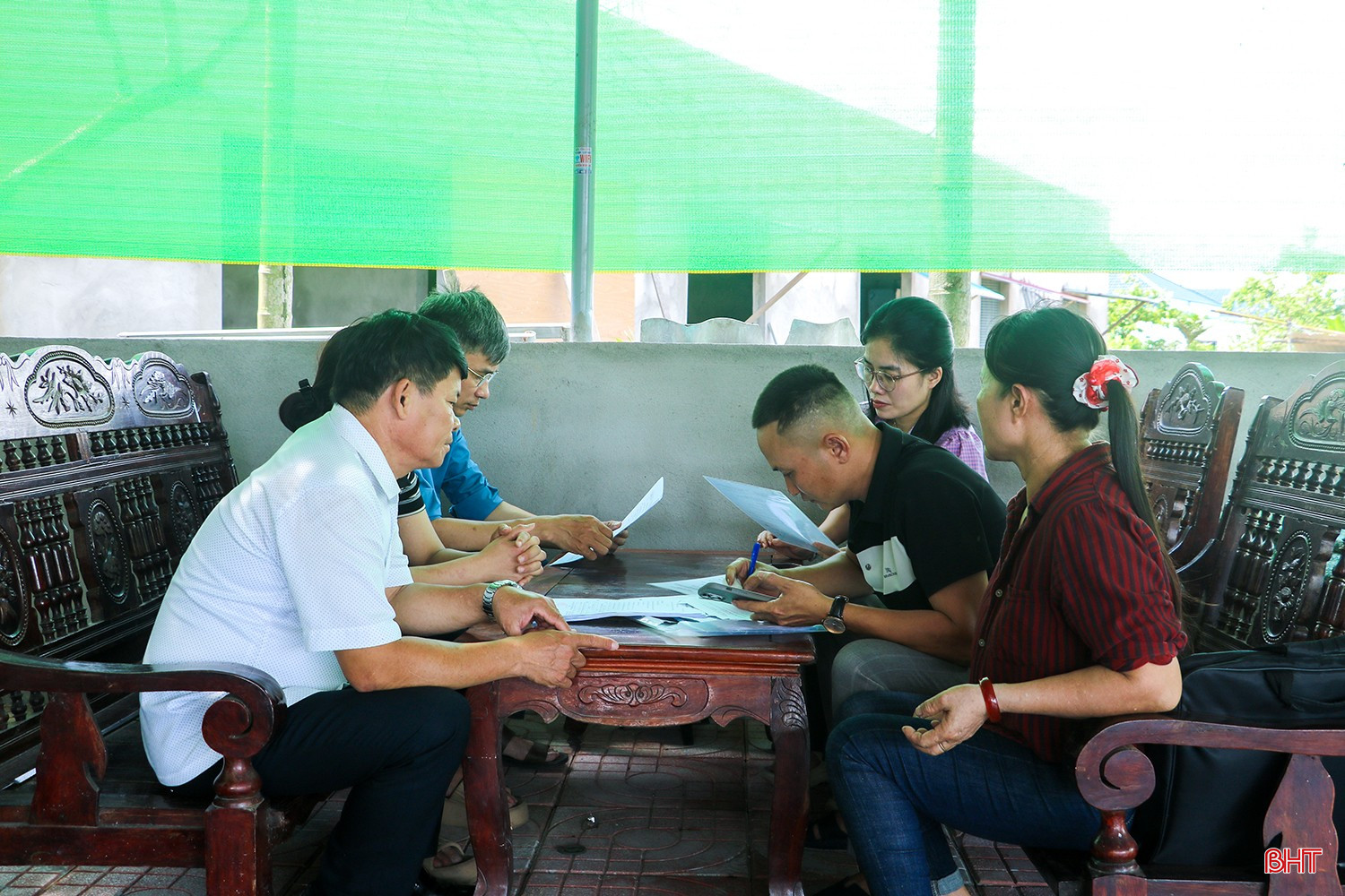 Lãnh đạo các phòng chuyên môn xã Thiên Cầm động viên các mô hình kinh tế tiêu biểu, lan tỏa tinh thần đổi mới, sáng tạo trong phát triển kinh tế địa phương.