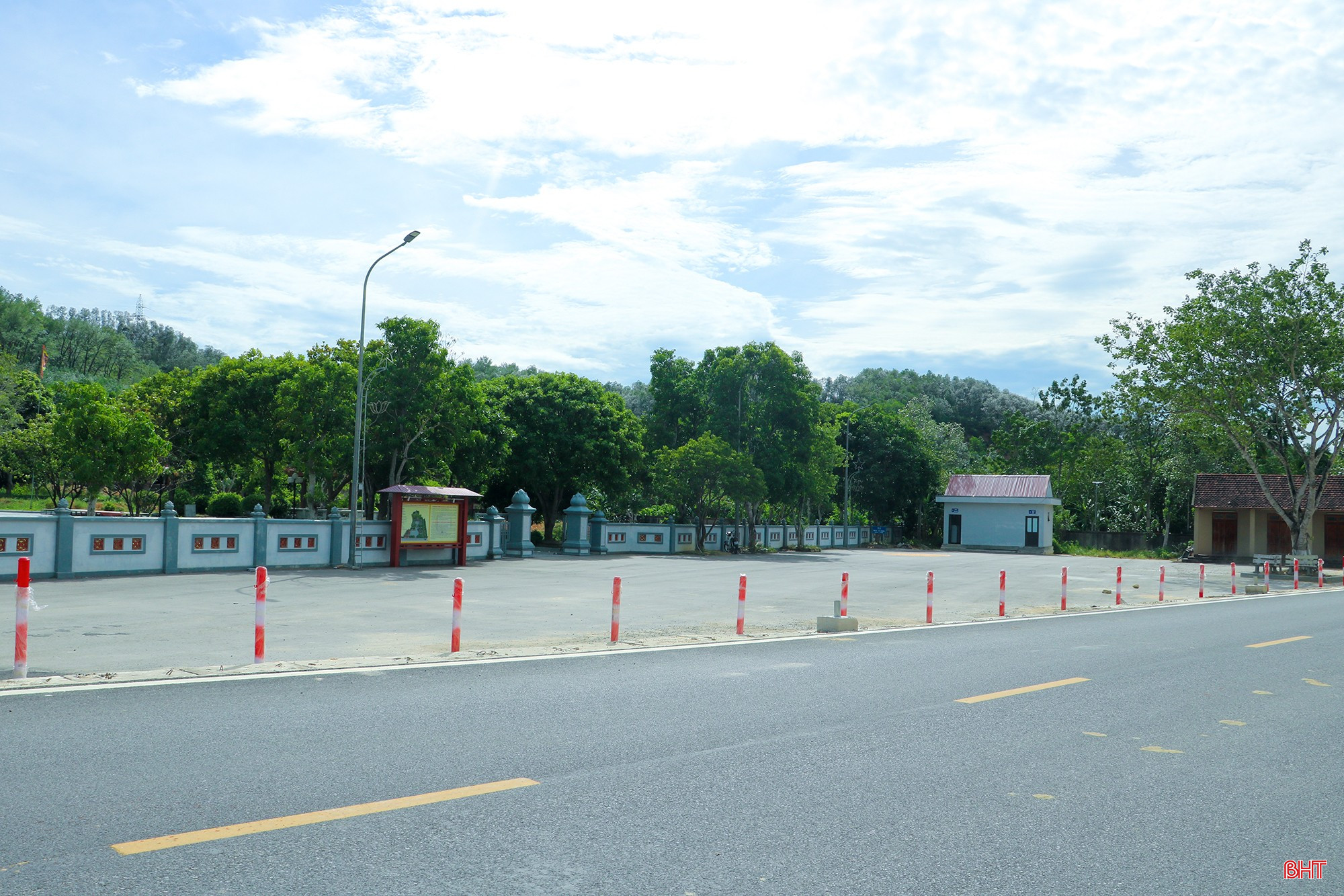 Hệ thống cọc tiêu trước khu mộ và tượng đài Đại danh y Hải Thượng Lãn Ông Lê Hữu Trác (xã Hương Sơn).