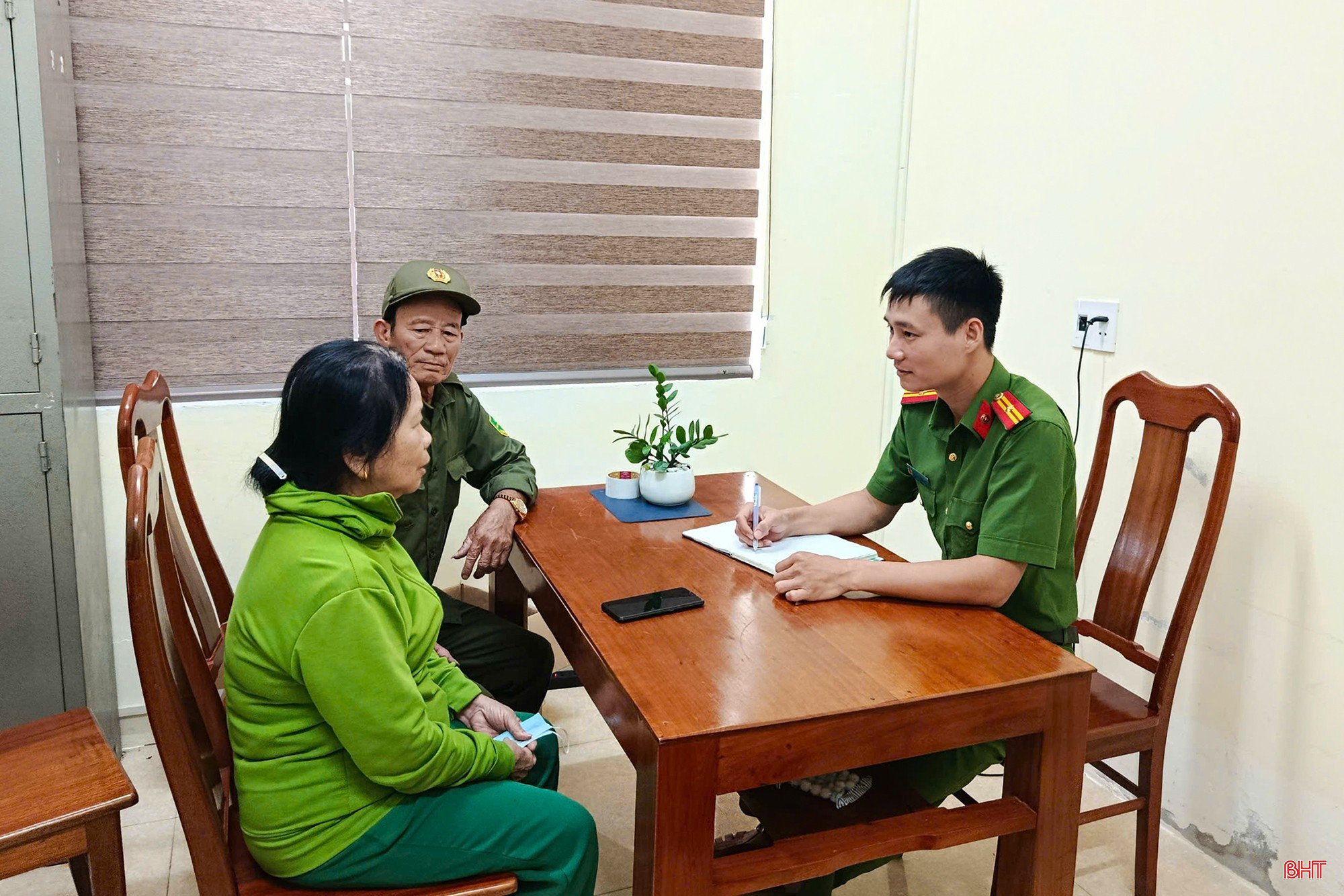 Bà N.T.K.L. (thôn Đức Diên, xã Đức Quang) được lực lượng tham gia bảo vệ ANTT ở cơ sở và Công an xã Đức Quang hỗ trợ, kịp thời nhận diện thủ đoạn lừa đảo, tránh nguy cơ bị chiếm đoạt 300 triệu đồng.