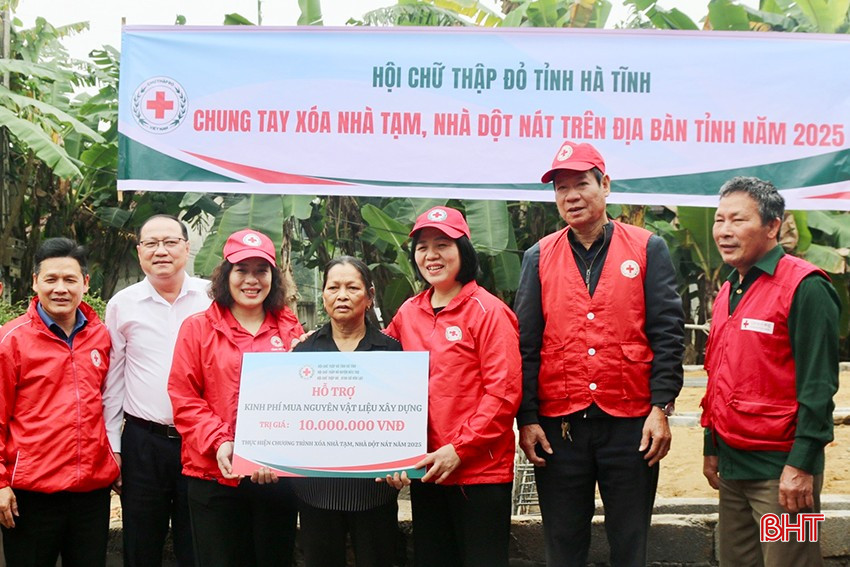 Theo đó, đoàn đã trao biển hỗ trợ 10 triệu đồng hỗ trợ cho bà Nguyễn Thị Hà (SN 1955, trú thôn Hòa Thái, xã Hòa Lạc, huyện Đức Thọ) mua nguyên vật liệu xây dựng nhà. Bà Hà thuộc diện hộ cận nghèo, sống độc thân, nhà cửa xuống cấp. Bà có 2 con gái lấy chồng xa, hoàn cảnh khó khăn nên không có điều kiện hỗ trợ.