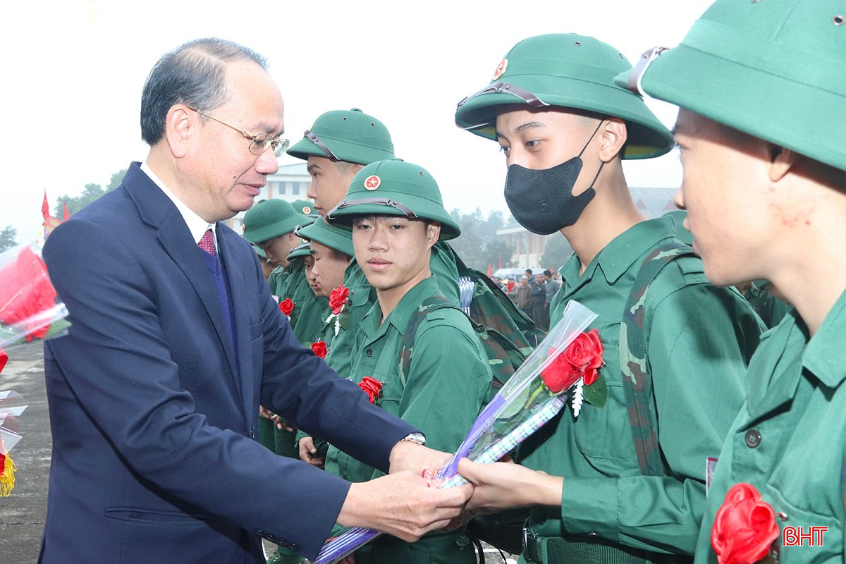 Lãnh đạo Sở LĐ-TB&amp;XH chúc mừng các tân binh lên đường nhập ngũ.