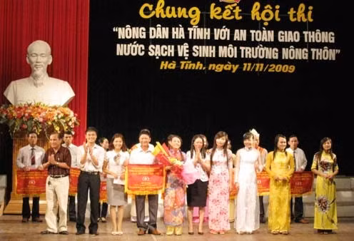 Ban tổ chức trao giải nhất cho Hội nông dân TP Hà Tĩnh