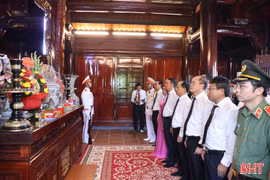 Lãnh đạo tỉnh Hà Tĩnh dâng hương tưởng niệm Chủ tịch Hồ Chí Minh nhân kỷ niệm các ngày lễ lớn