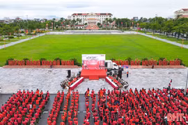 Người dân Hà Tĩnh hưởng ứng hoạt động đi bộ “Cùng Việt Nam tiến bước”