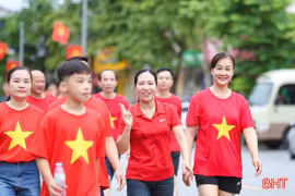 Người dân Hà Tĩnh hưởng ứng hoạt động đi bộ “Cùng Việt Nam tiến bước”