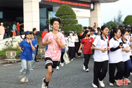 Gần 2.000 sinh viên Đại học Hà Tĩnh hưởng ứng giải chạy UpRace 2026