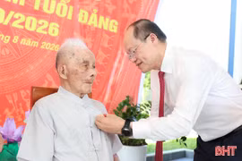 Đảng viên 104 tuổi ở Hà Tĩnh vinh dự nhận Huy hiệu 80 năm tuổi Đảng