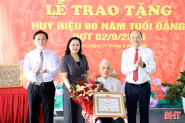Phó Bí thư Thường trực Tỉnh ủy trao Huy hiệu 80 năm tuổi Đảng cho đảng viên tại xã Cẩm Xuyên