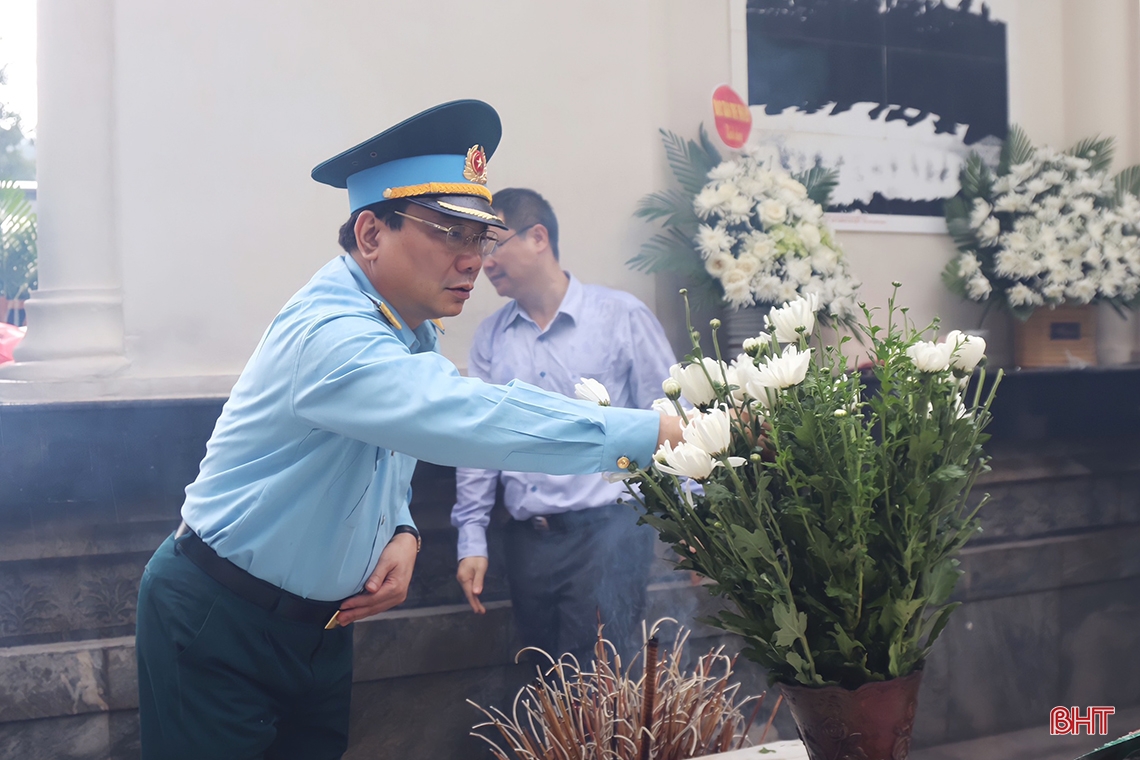 Đoàn công tác Trung ương dâng hương tại Ngã ba Đồng Lộc