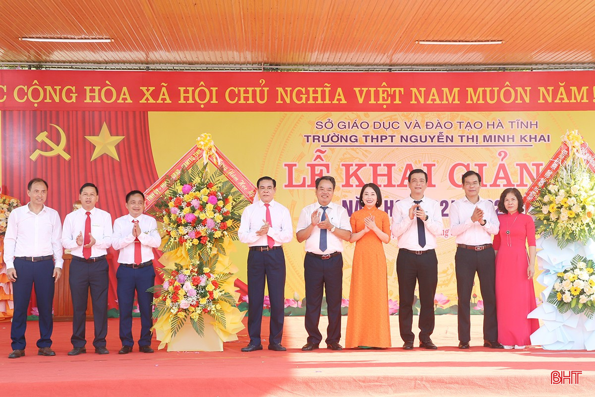 Các đồng chí lãnh đạo tỉnh, Sở GD&amp;ĐT và huyện Đức Thọ tặng hoa chúc mừng Trường THPT Nguyễn Thị Minh Khai.