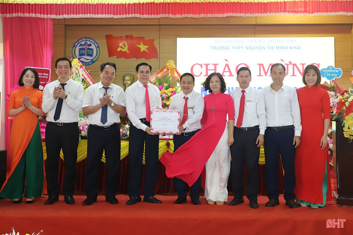 Chủ tịch UBND tỉnh Võ Trọng Hải tặng quà chúc mừng nhà trường.