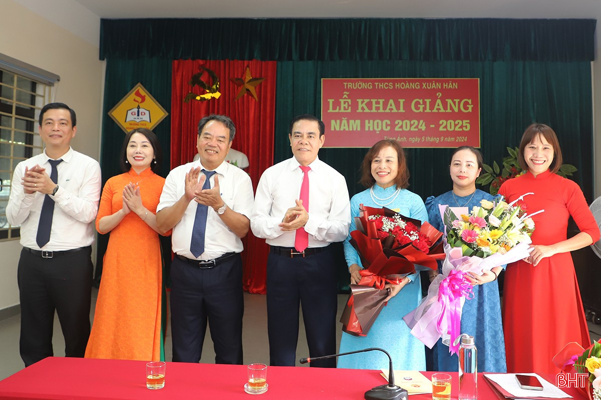 Các đồng chí lãnh đạo tỉnh, Sở GD&amp;ĐT và huyện Đức Thọ tặng hoa chúc mừng...