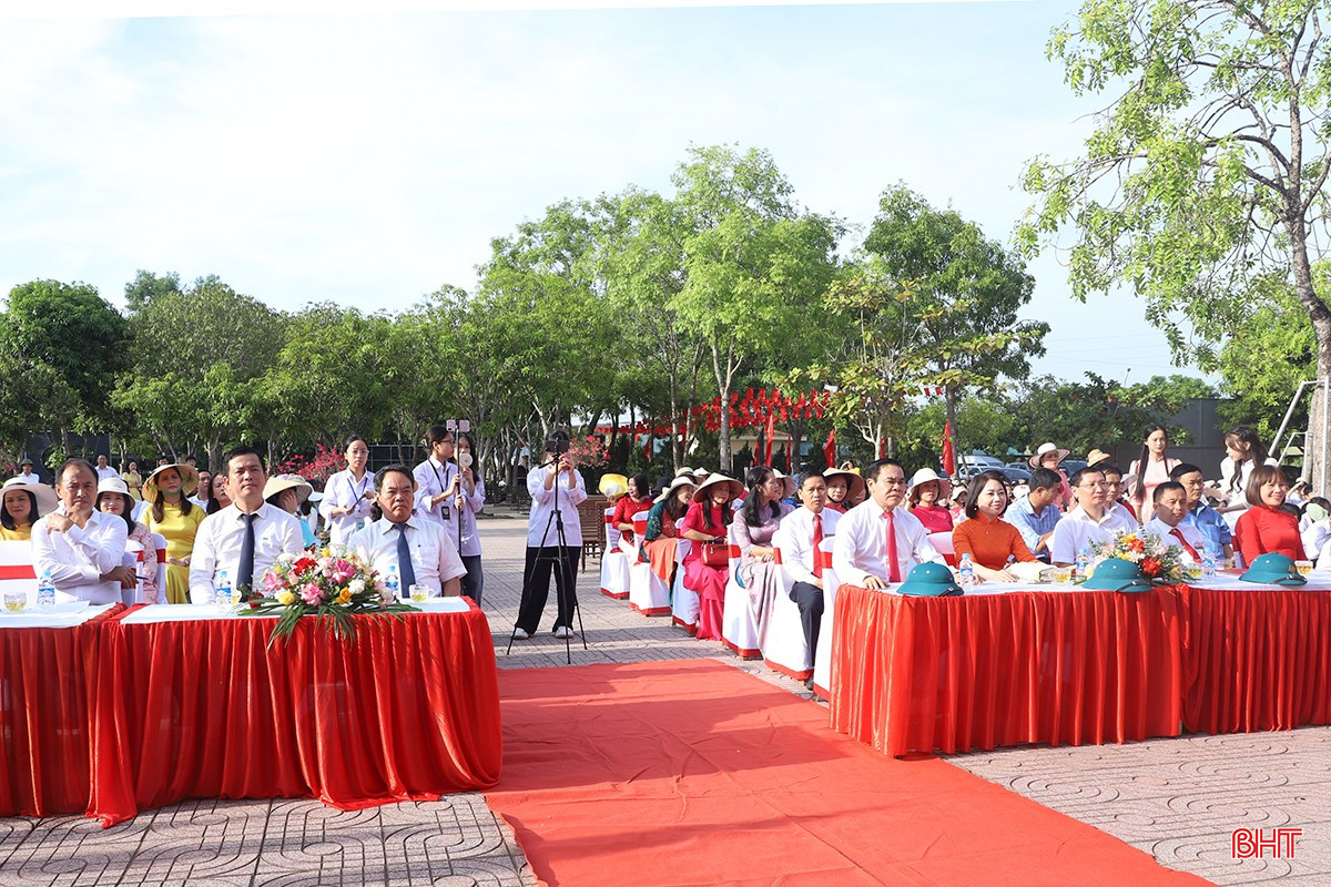 Đại biểu tham dự lễ khai giảng.