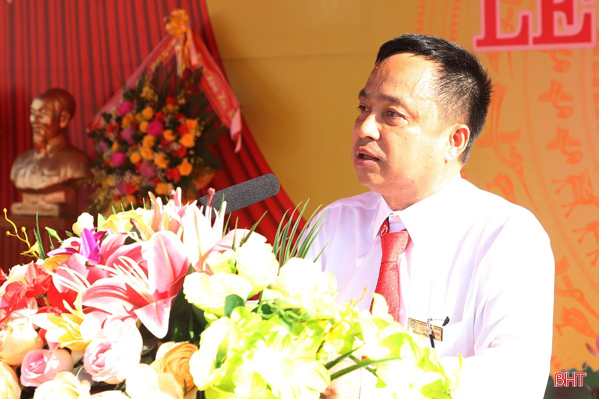 Thầy giáo Trần Xuân Phượng – Hiệu trưởng Trường THPT Nguyễn Thị Minh Khai đọc diễn văn khai giảng năm học mới.