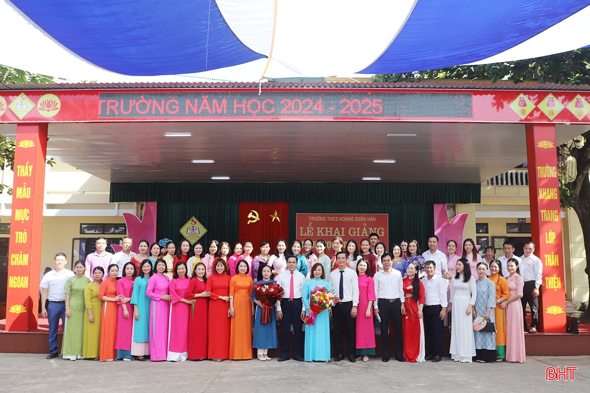 ... và chụp ảnh lưu niệm cùng tập thể cán bộ, giáo viên Trường THCS Hoàng Xuân Hãn.