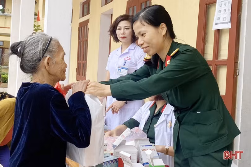 Khám, cấp thuốc miễn phí cho người có công ở Hương Sơn