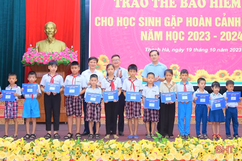 Thạch Hà trao 266 thẻ BHYT cho học sinh khó khăn