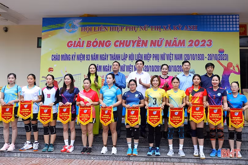 180 vận động viên tranh tài tại giải bóng chuyền nữ thị xã Kỳ Anh