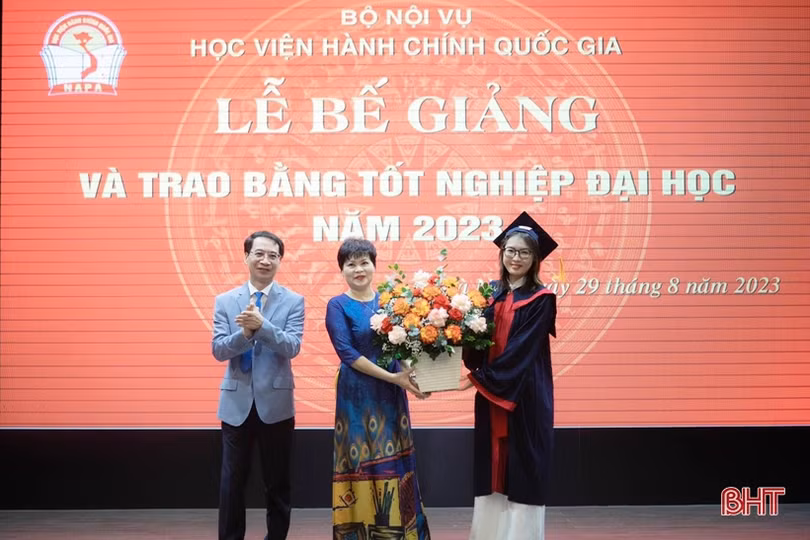 Nữ sinh Hà Tĩnh “thủ khoa kép” Học viện Hành chính Quốc gia
